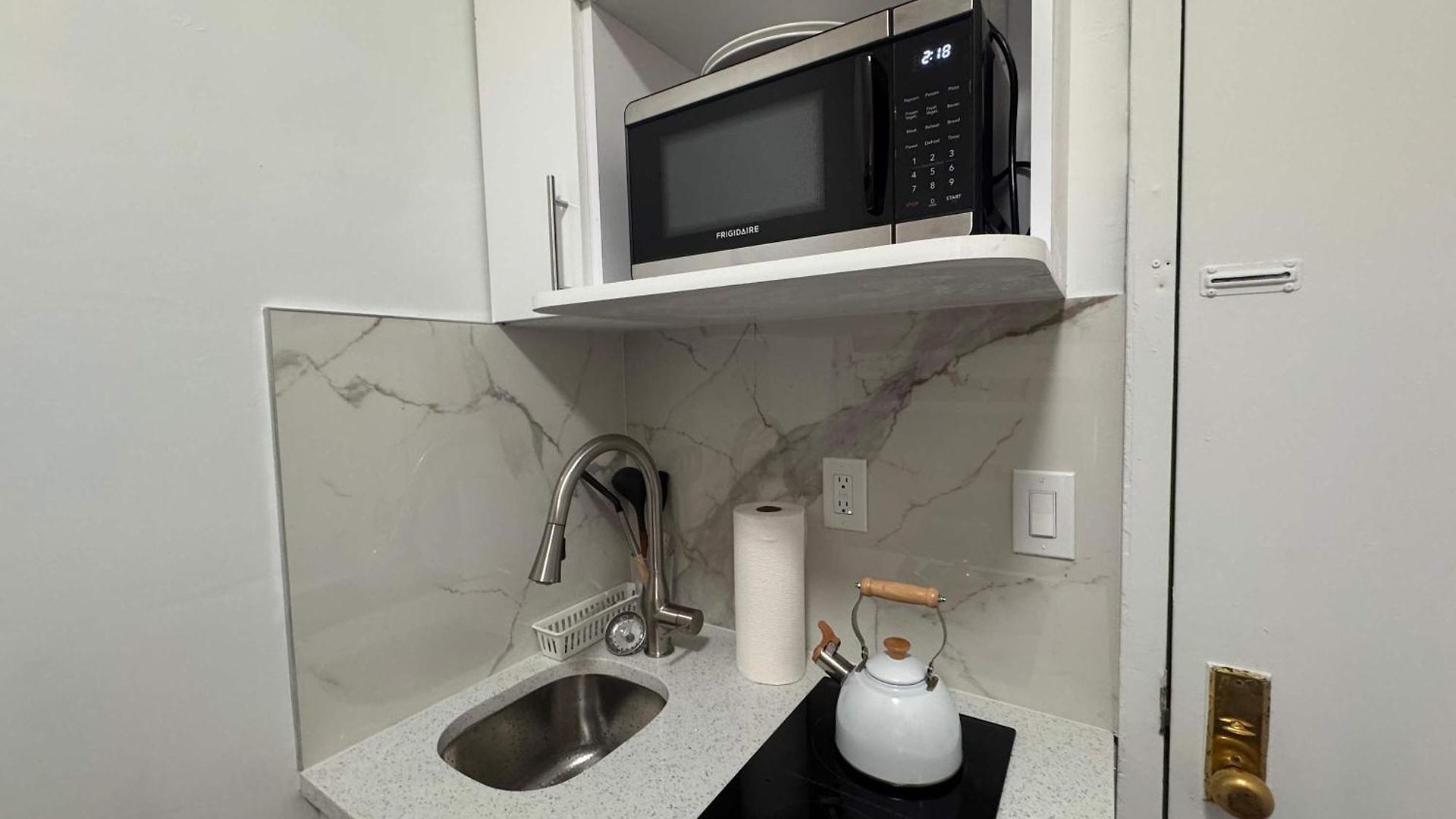 In Chelsea 2 With Kitchen - Shared Bathroom -5th Floor Walk-up Apartment
