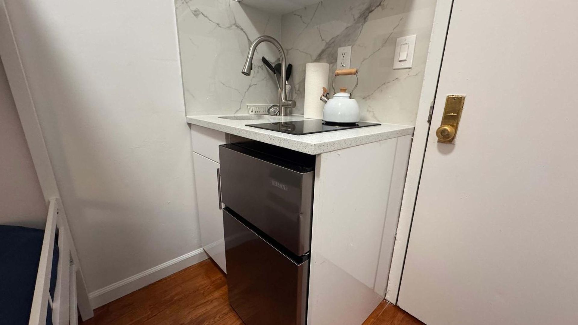 Apartment In Chelsea 2 With Kitchen - Shared Bathroom -5th Floor Walk-up