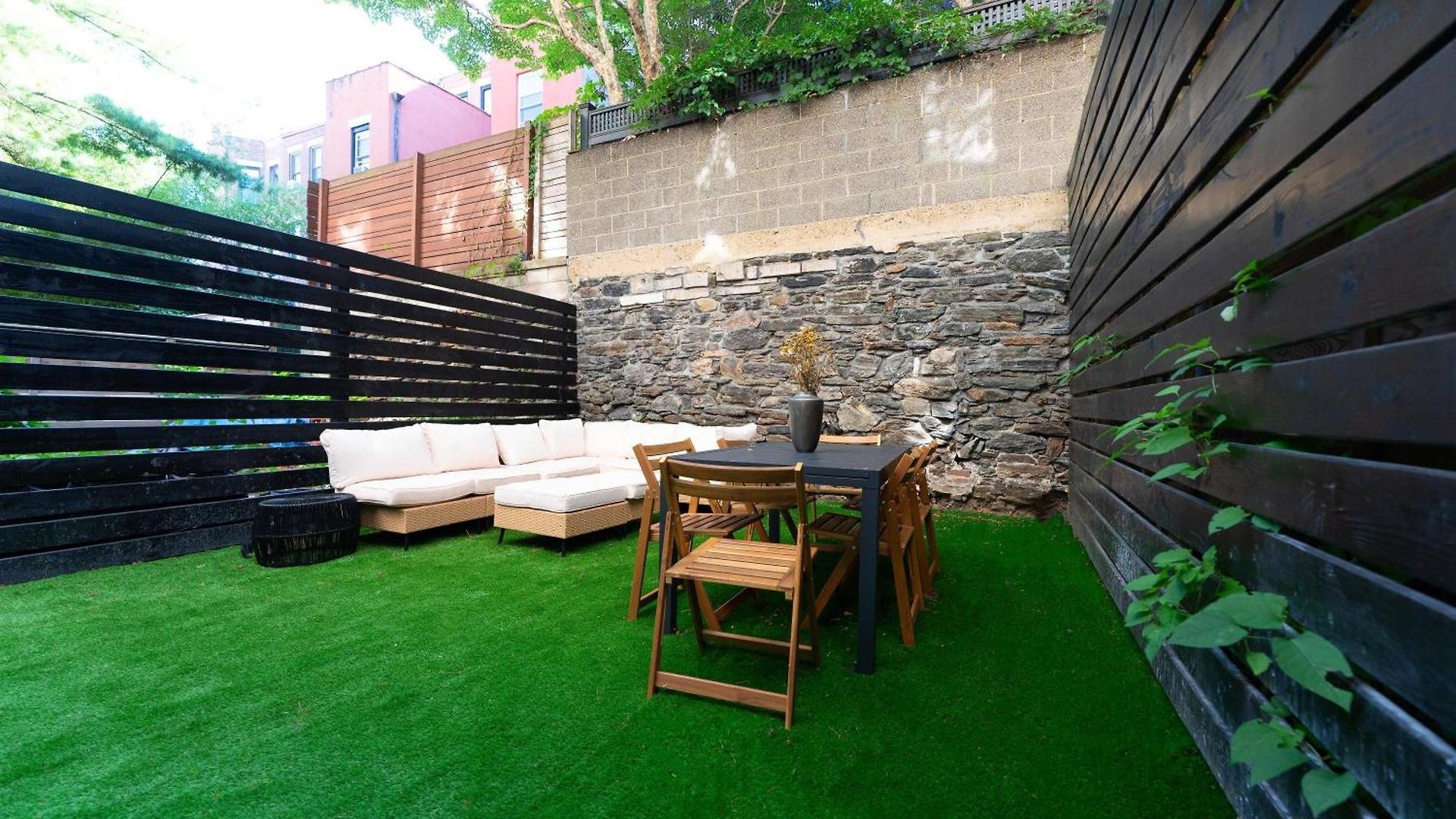 Massive Nyc Brownstone Wpatio Apartment *