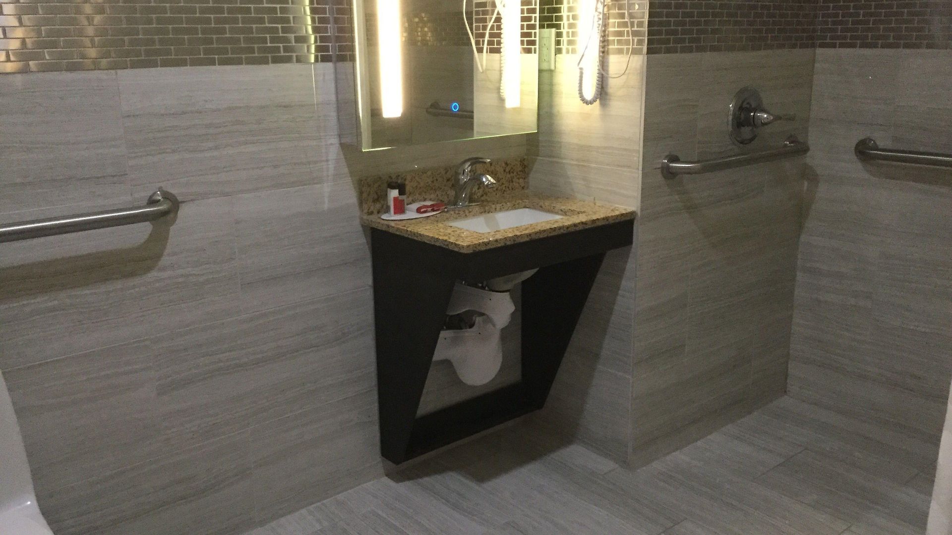 Ramada By Wyndham Bronx Terminal Hotel
