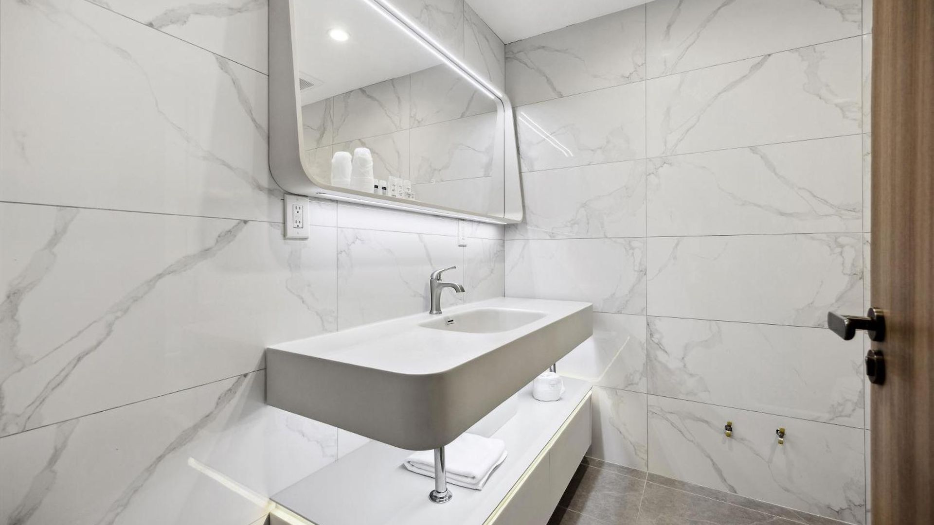 Ramada By Wyndham Flushing Queens Hotel