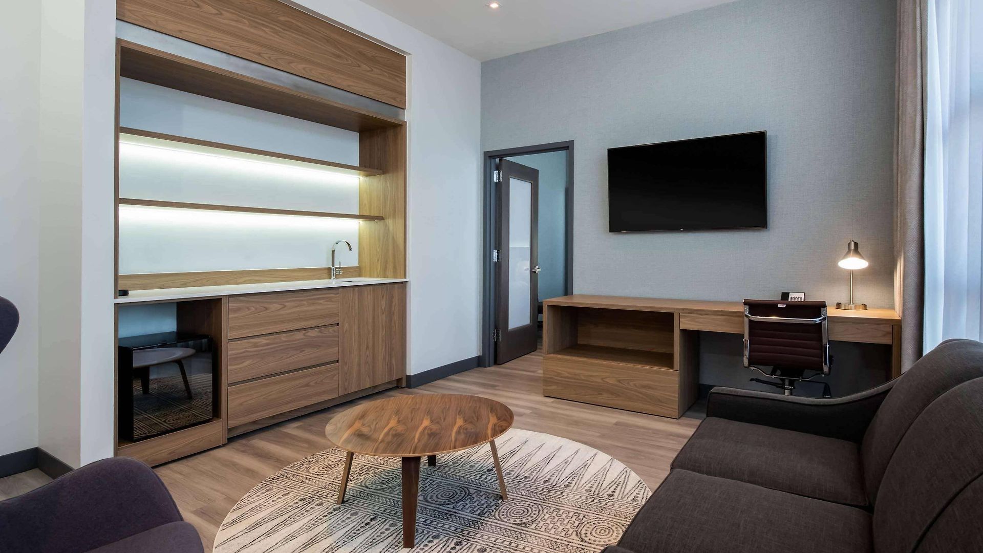 Wingate By Wyndham Long Island Hotel
