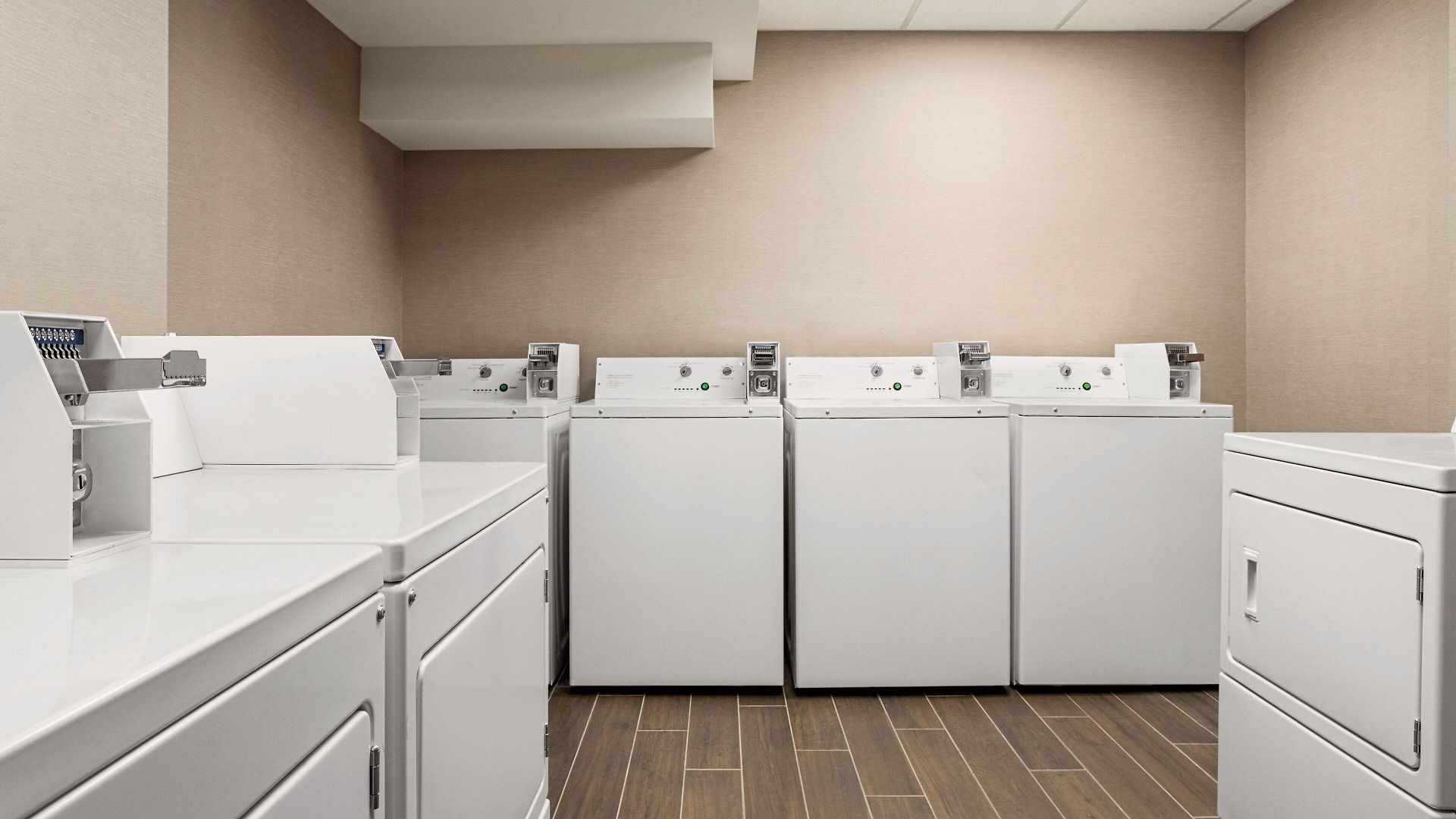 Hotel By Marriott Jfk Airport 3*