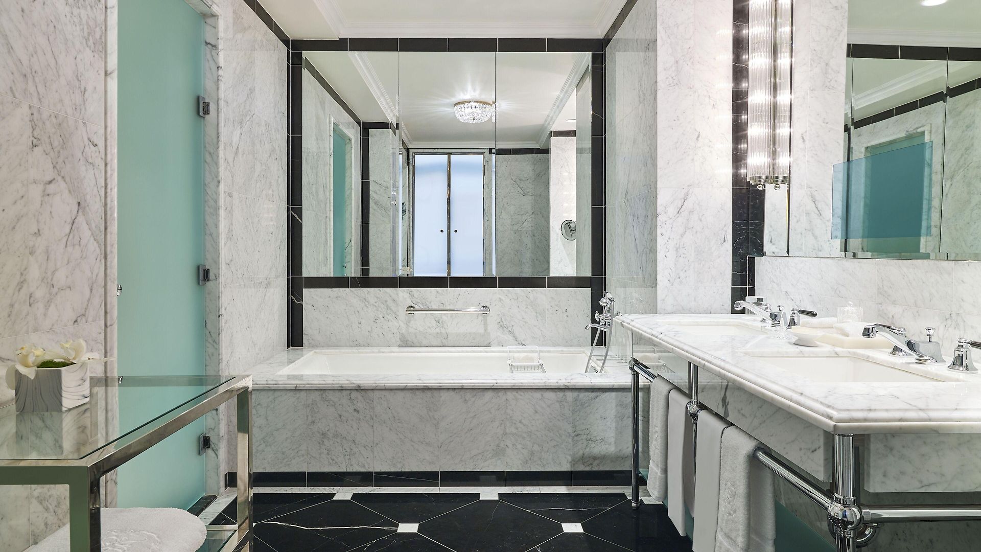 5th & 55th Club Hotel
