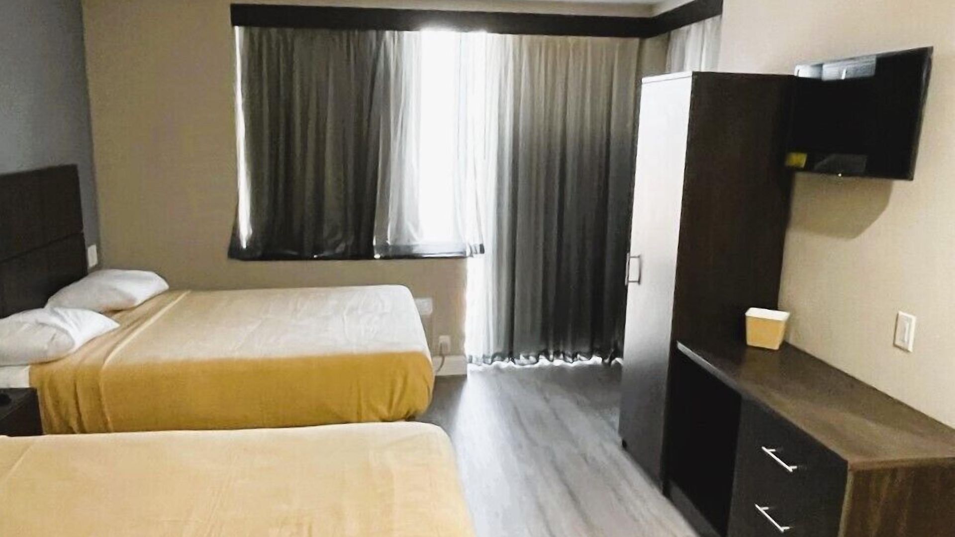 Royal Bronx Hotel 2*