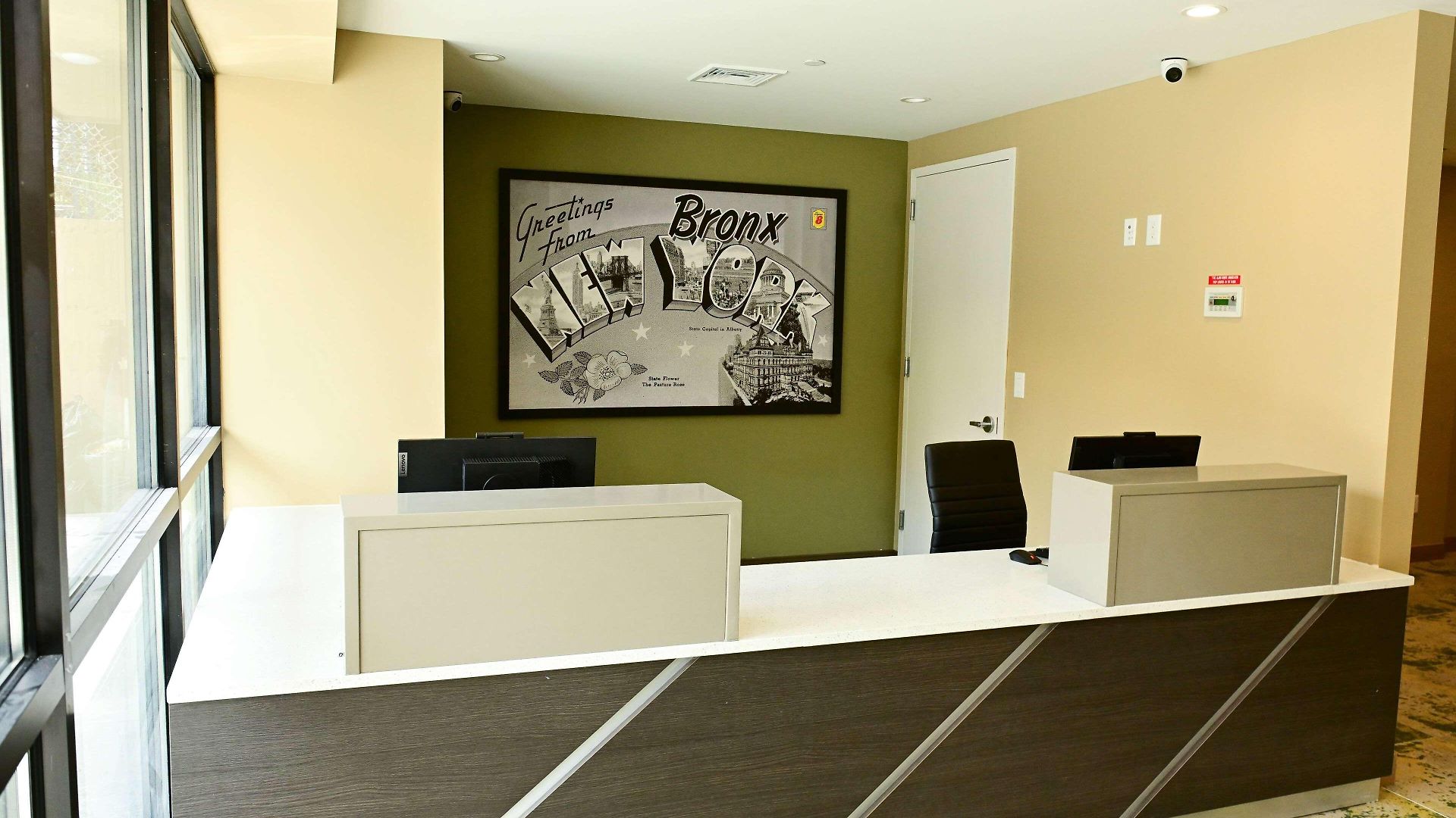 Hotel Super 8 By Wyndham Bronx Near Botanical Garden