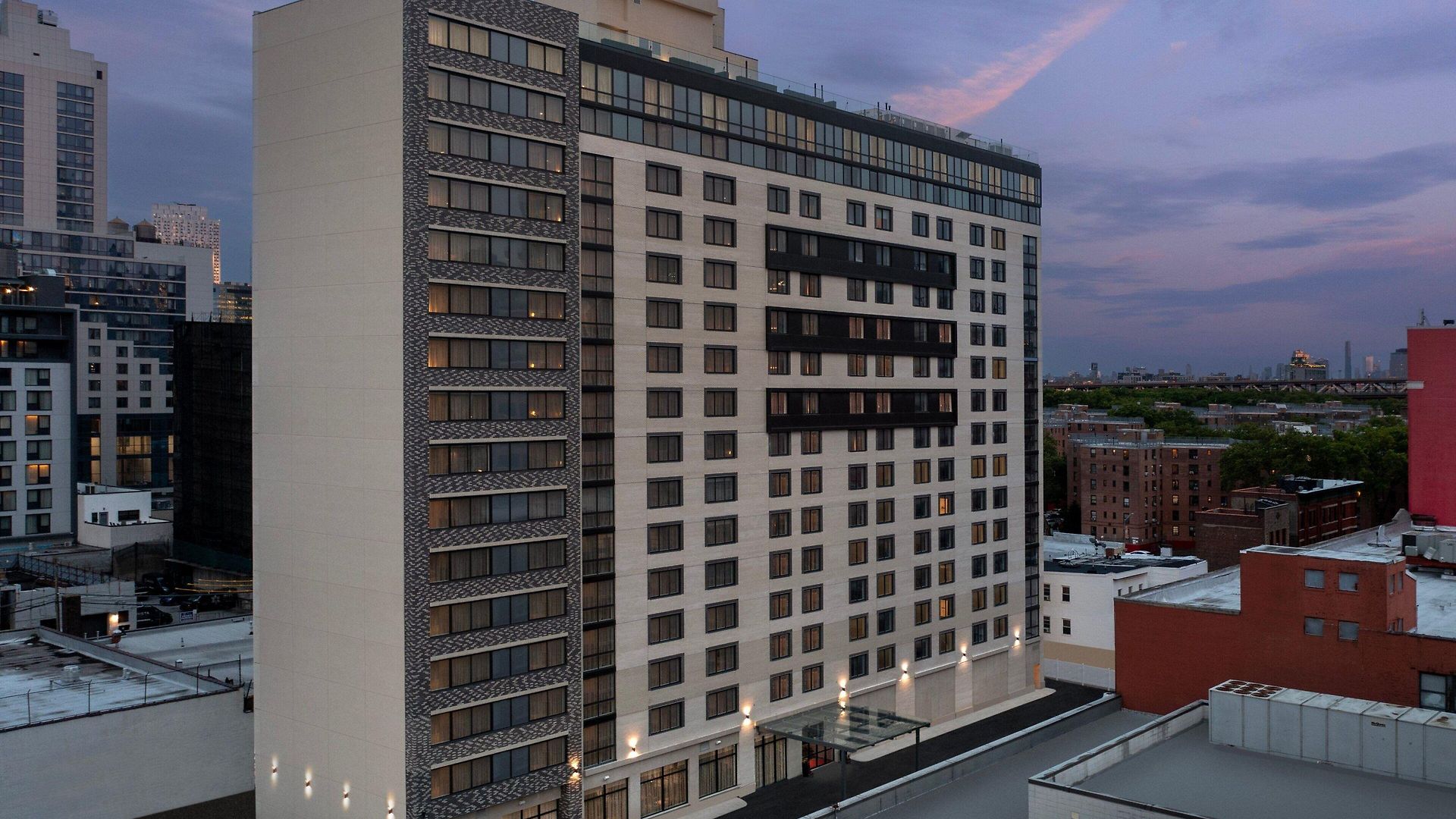 By Marriott Queens Hotel