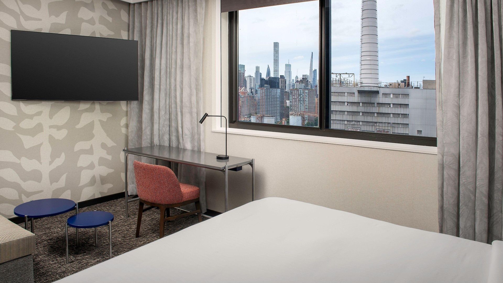 By Marriott Queens Hotel 3*