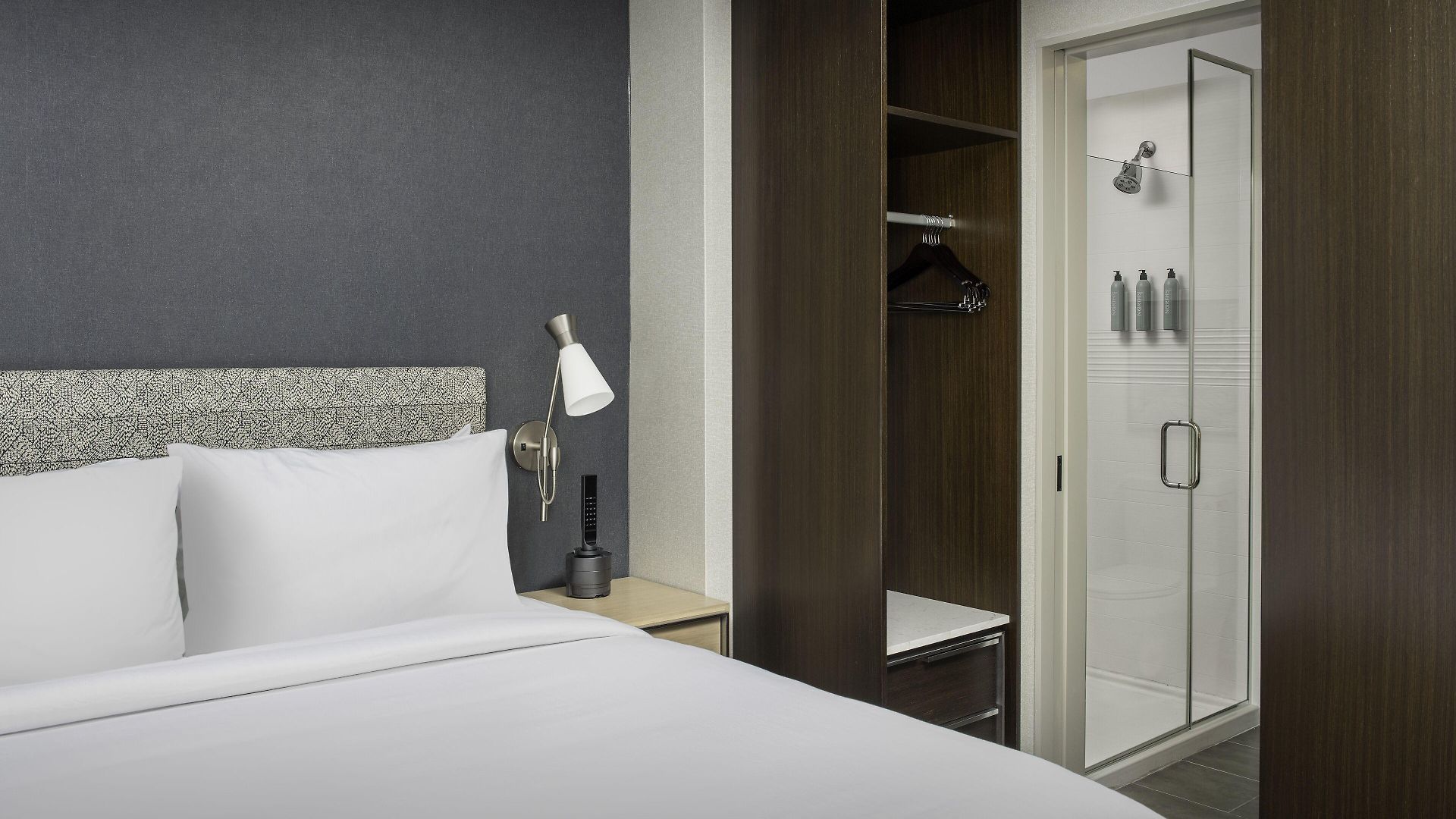 By Marriott Queens Hotel