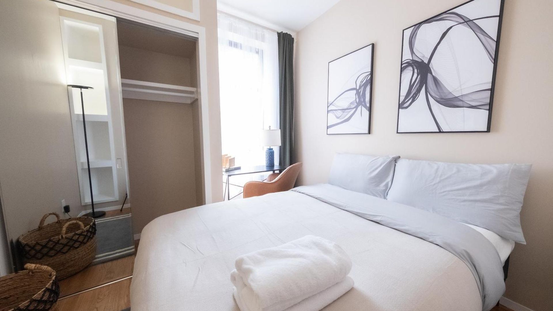 Sunlit 2br Park North Elevator & Laundry Apartment New York