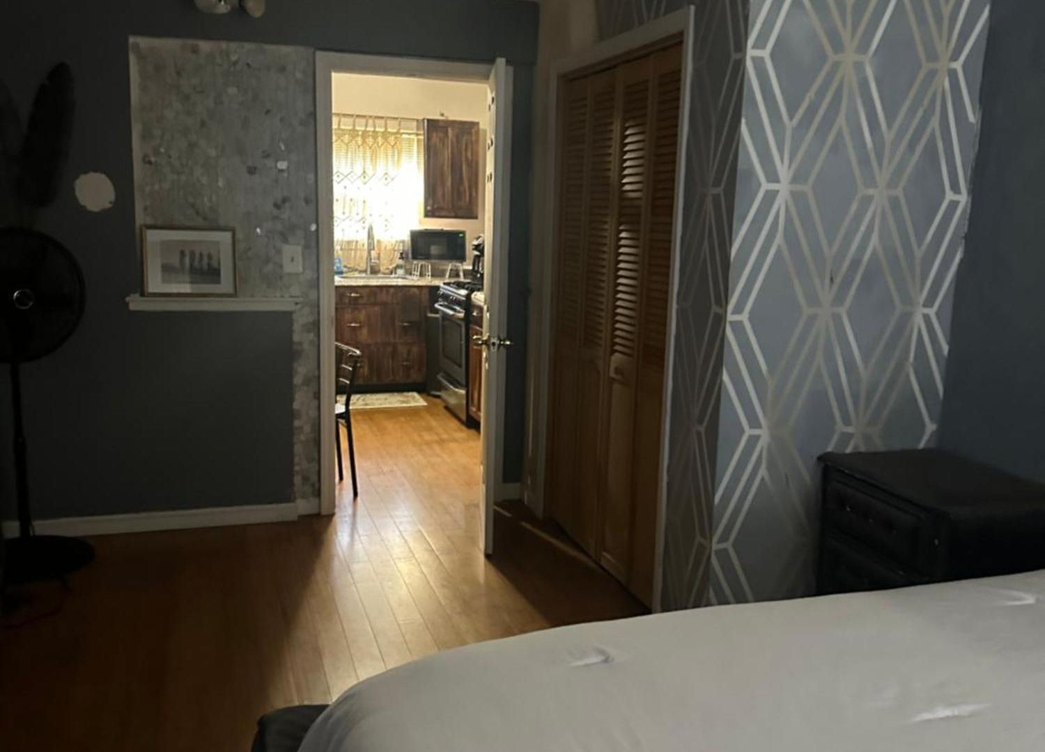 Your Away From ! Unit 2- 1st Floor Apartment *