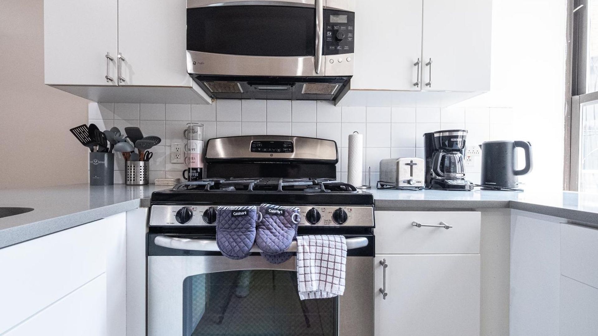 Apartment 3br Two Blocks To Park Elevator, Laundry, Virtual Doorman New York