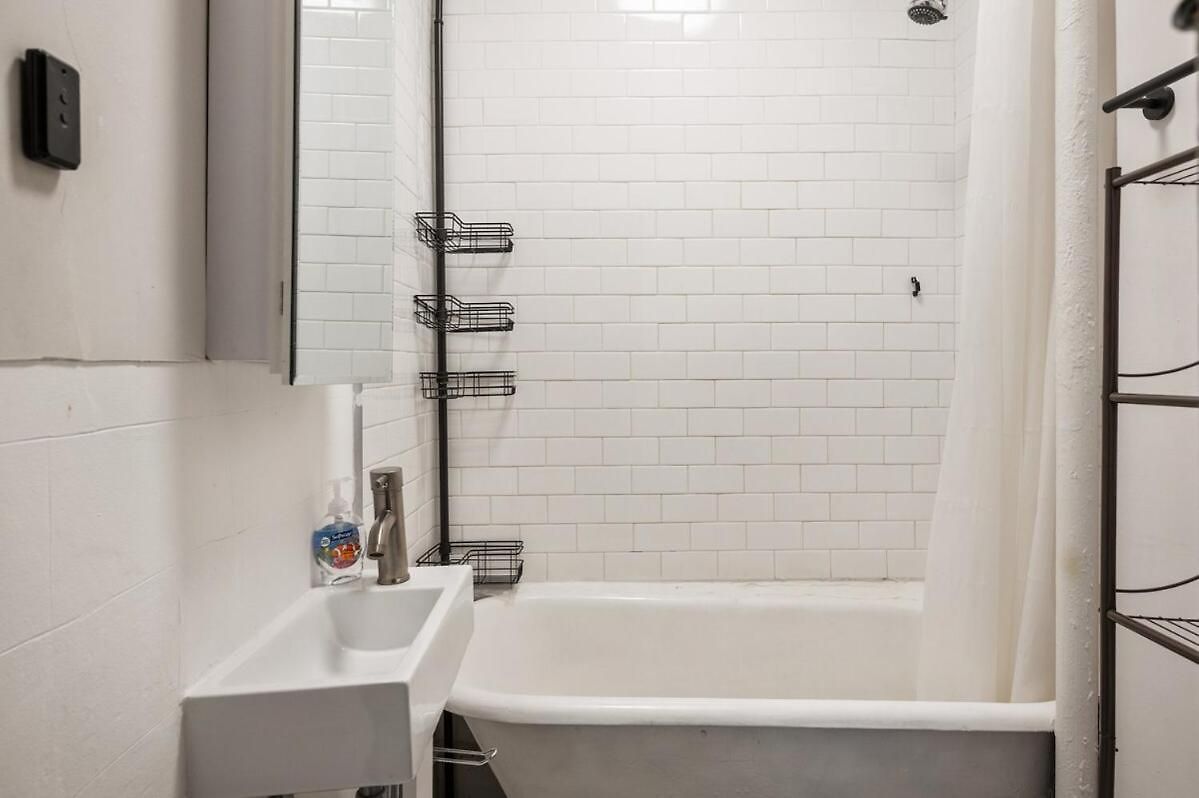 Cozy 2br In Nyc! Lenox Hill!, June To Aug 90 Days Required Apartment New York