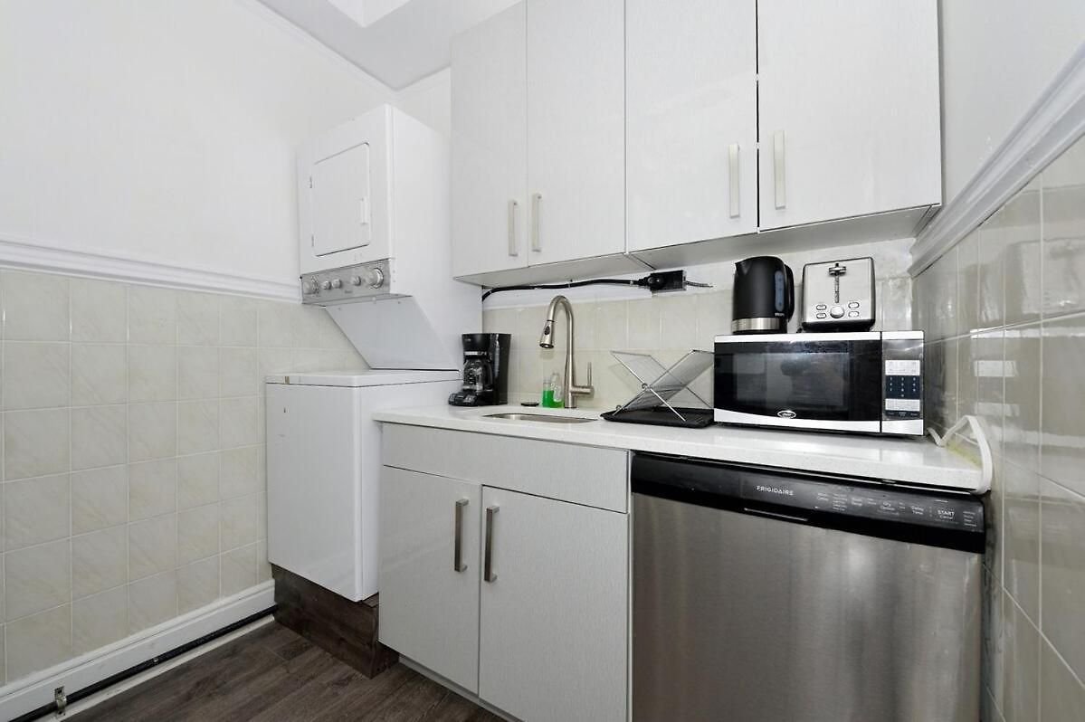 Amazing 4 Bedroom 1 Bth Laundry Dishwasher, June To Aug 90 Days Required