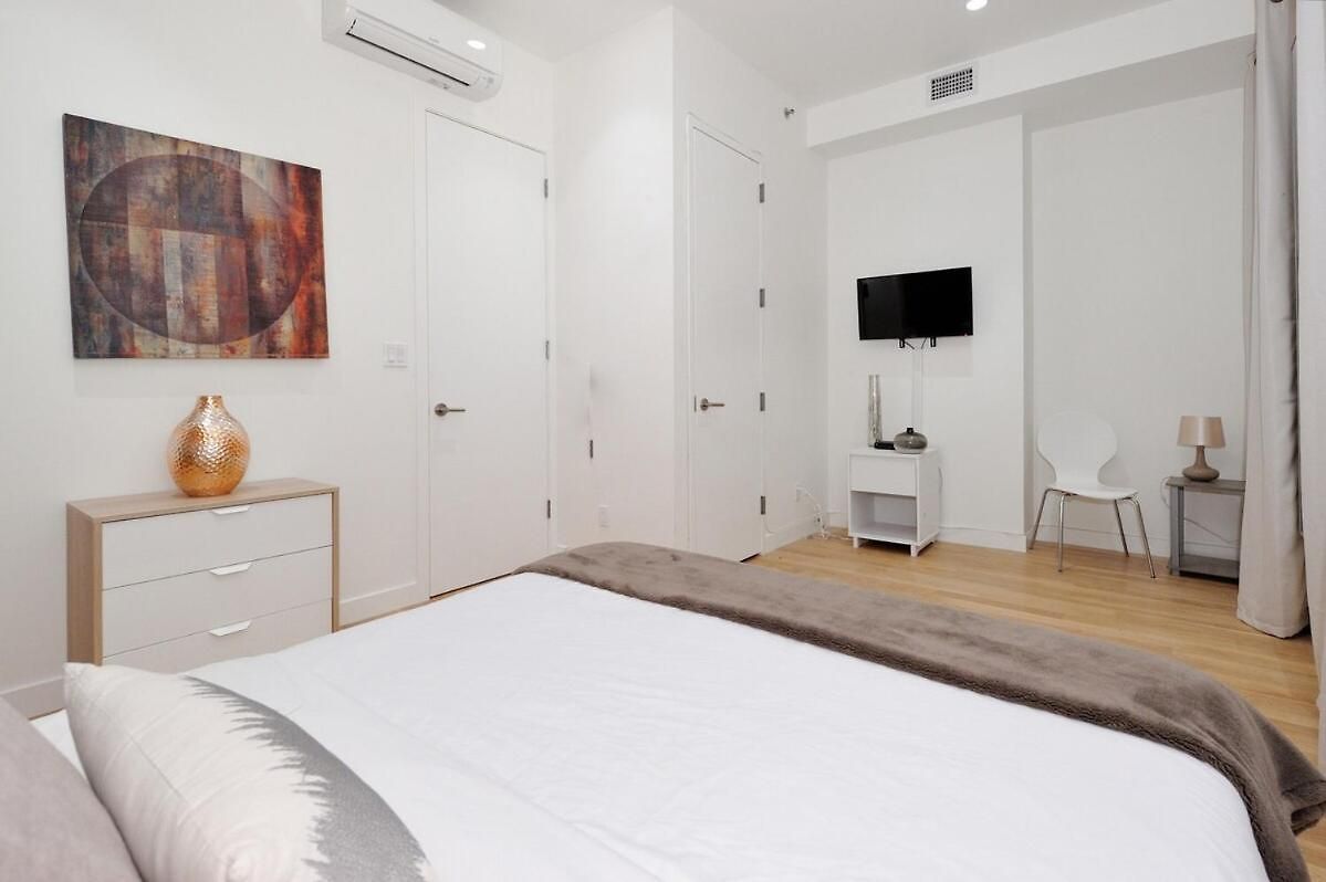 Spacious 2br 2ba With Rooftop Walk To Times Square, June To Aug 90 Days Required * New York