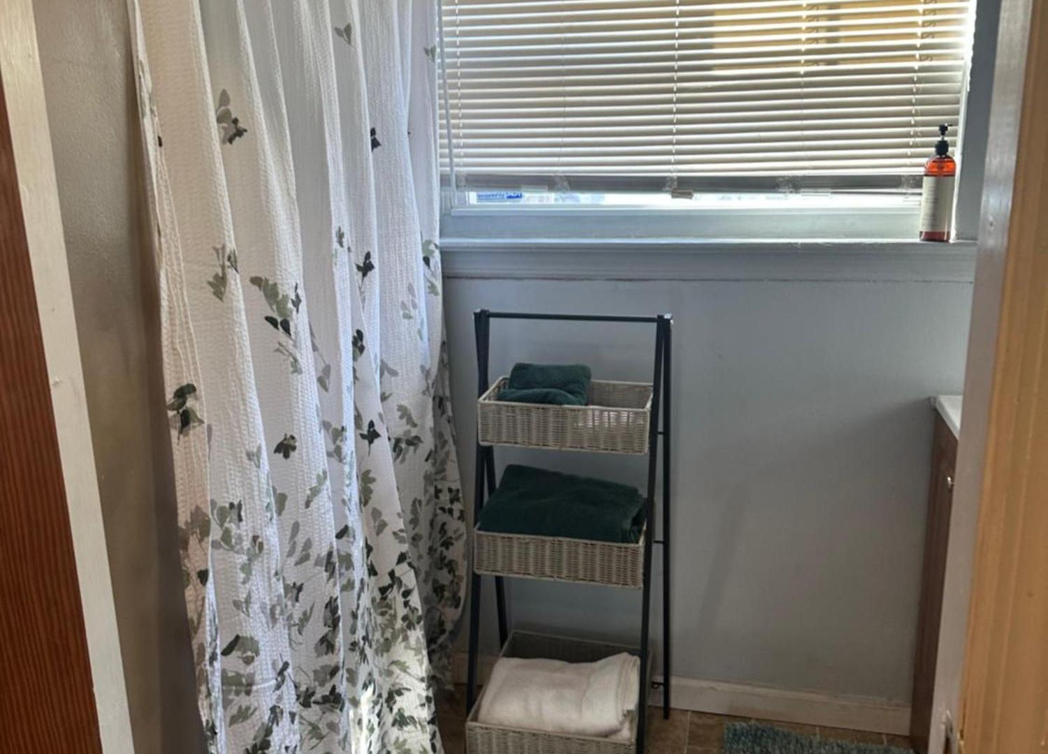 Your Away From ! Unit 2- 1st Floor Apartment *