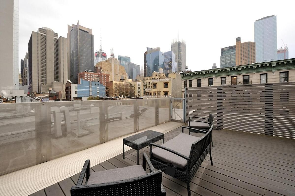 Spacious 2br 2ba With Rooftop Walk To Times Square, June To Aug 90 Days Required *