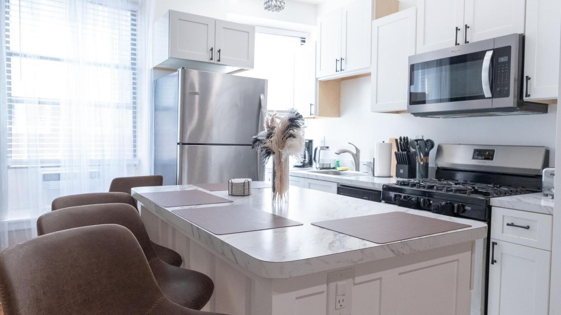 Sunlit 2br Park North Elevator & Laundry Apartment