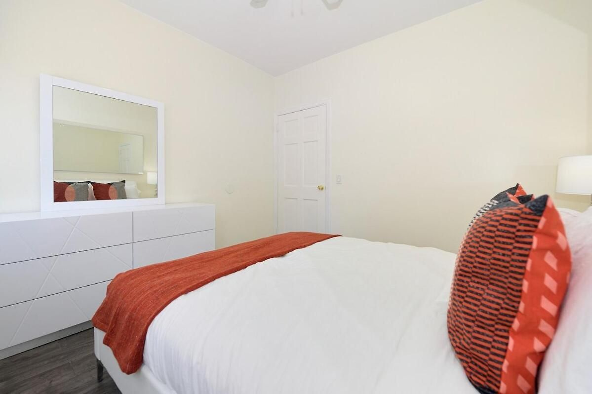 Apartment Amazing 4 Bedroom 1 Bth Laundry Dishwasher, June To Aug 90 Days Required