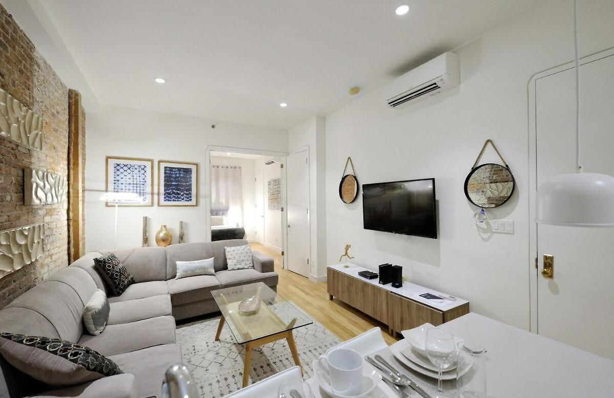 Spacious 2br 2ba With Rooftop Walk To Times Square, June To Aug 90 Days Required New York