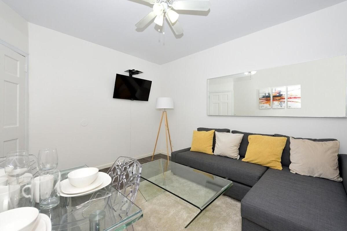 Apartment Amazing 4 Bedroom 1 Bth Laundry Dishwasher, June To Aug 90 Days Required