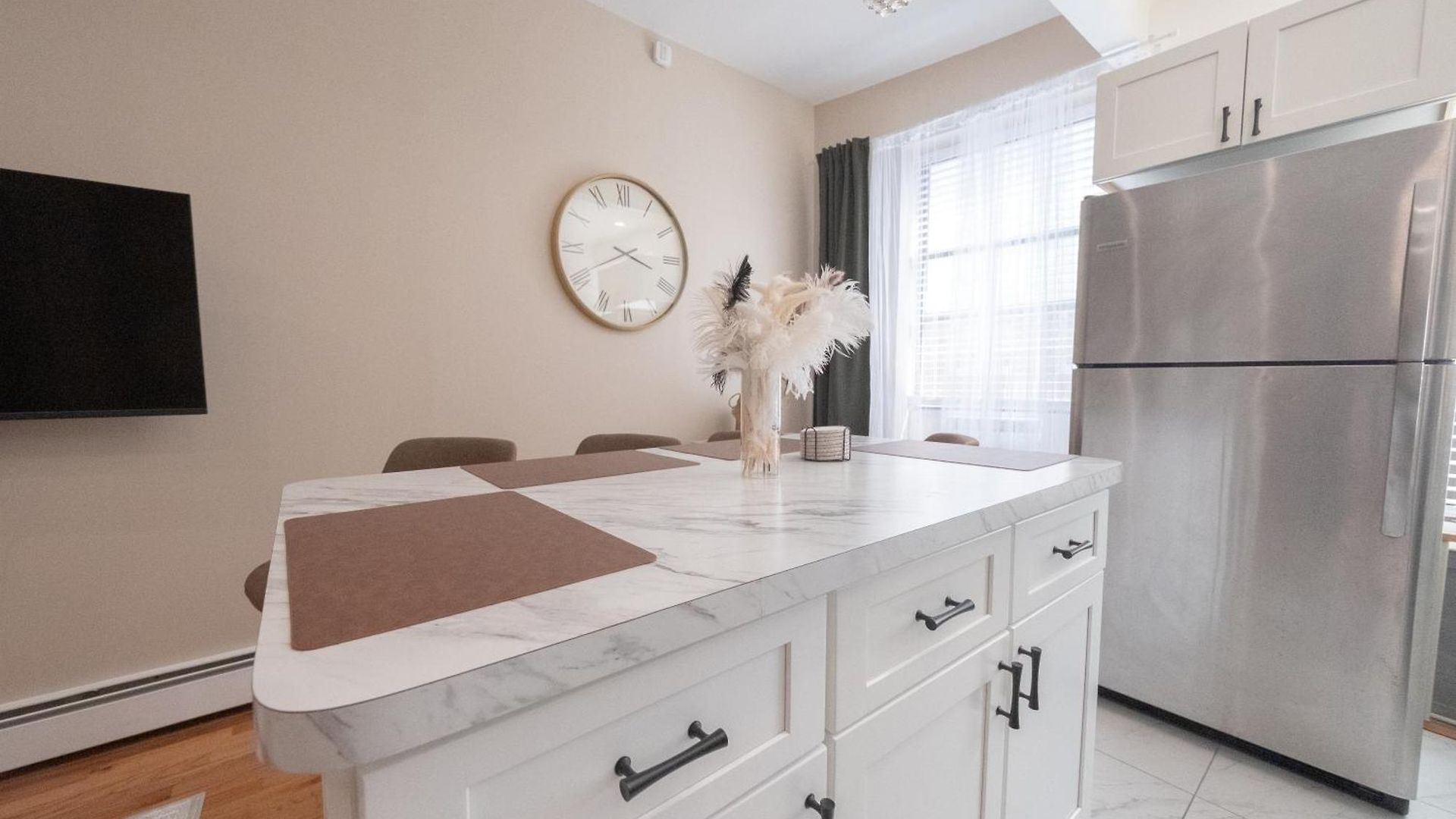 Sunlit 2br Park North Elevator & Laundry Apartment New York