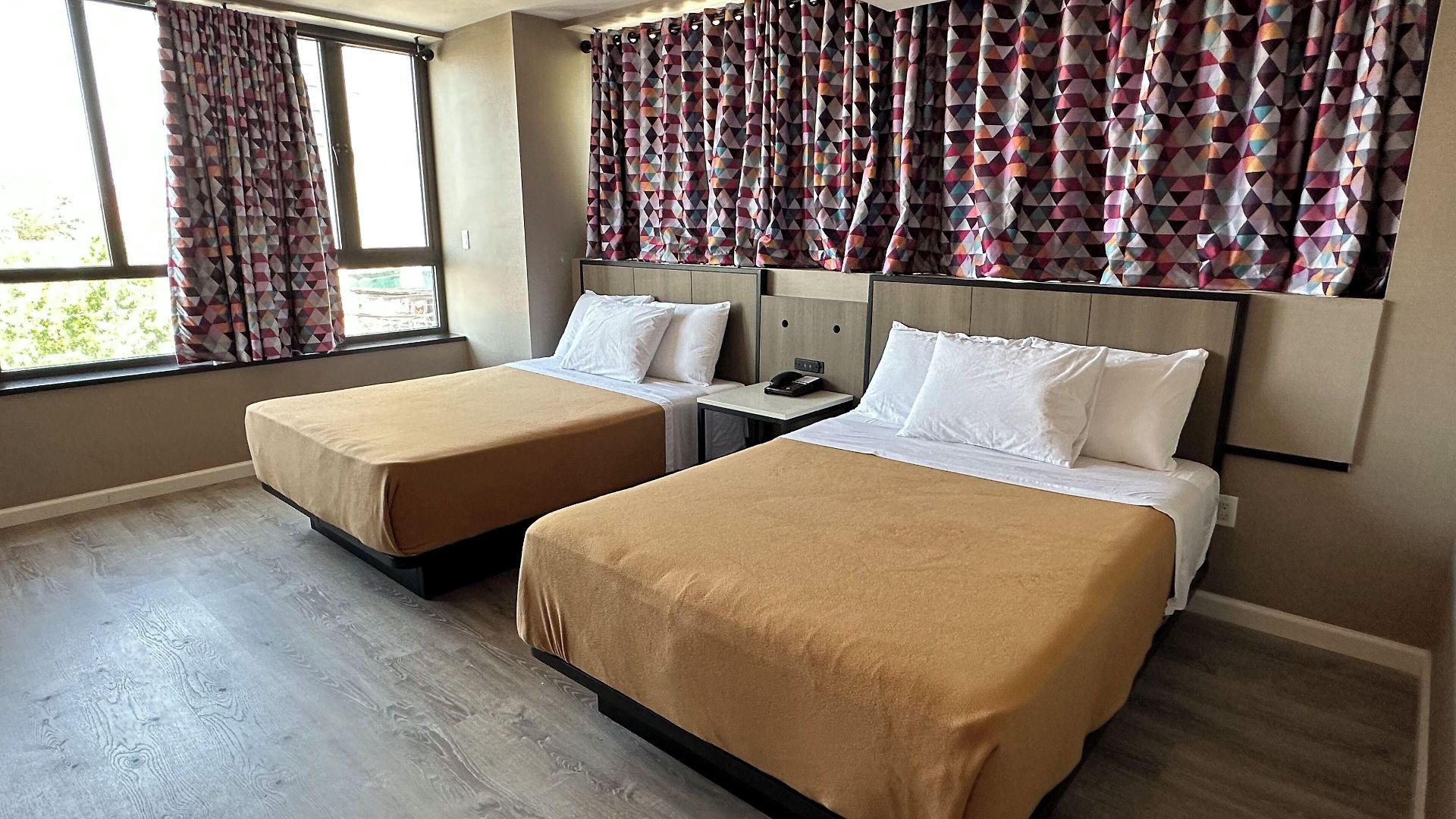 Regal & Laguardia Hotel