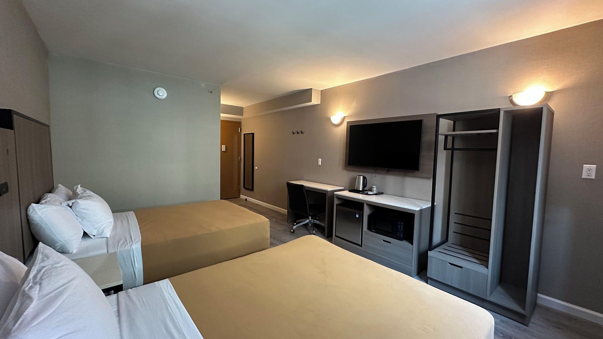 Regal & Laguardia Hotel 3*