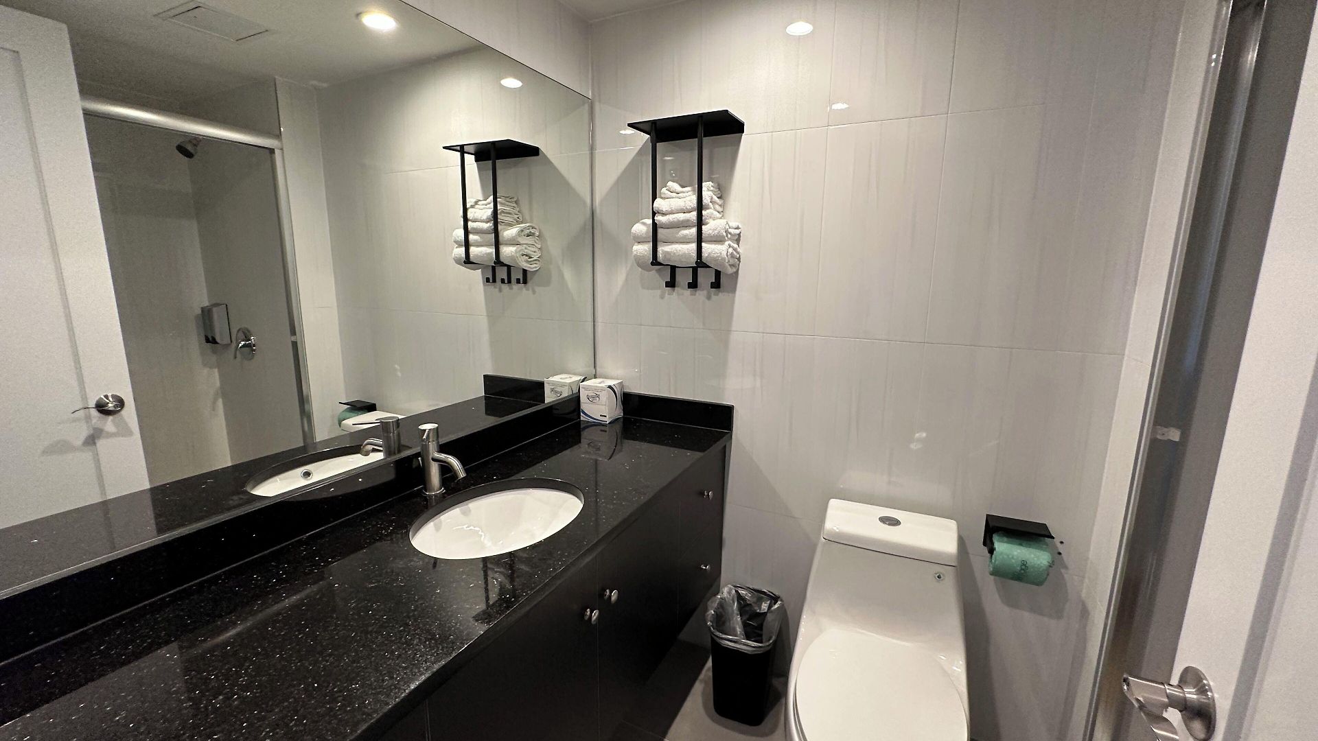 Regal & Laguardia Hotel