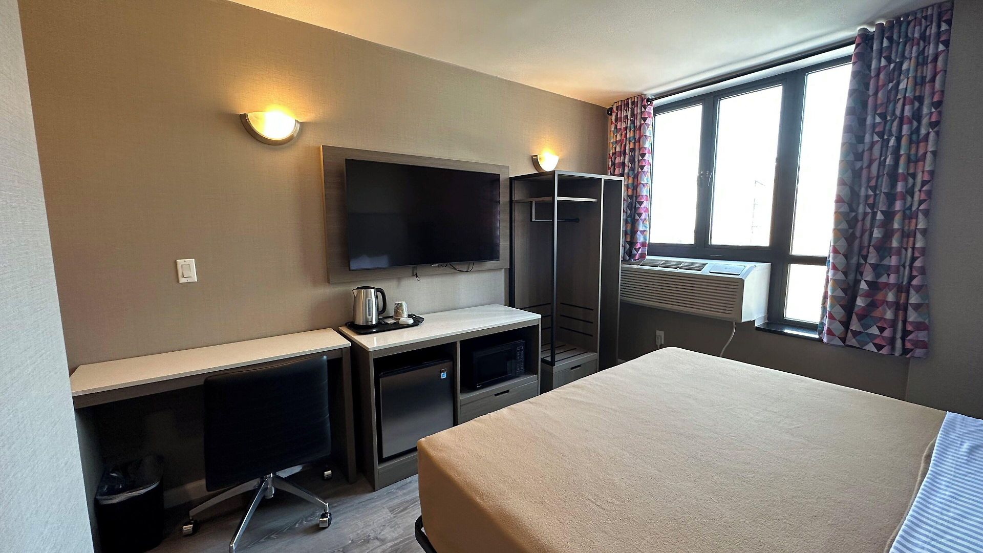 Regal & Laguardia Hotel