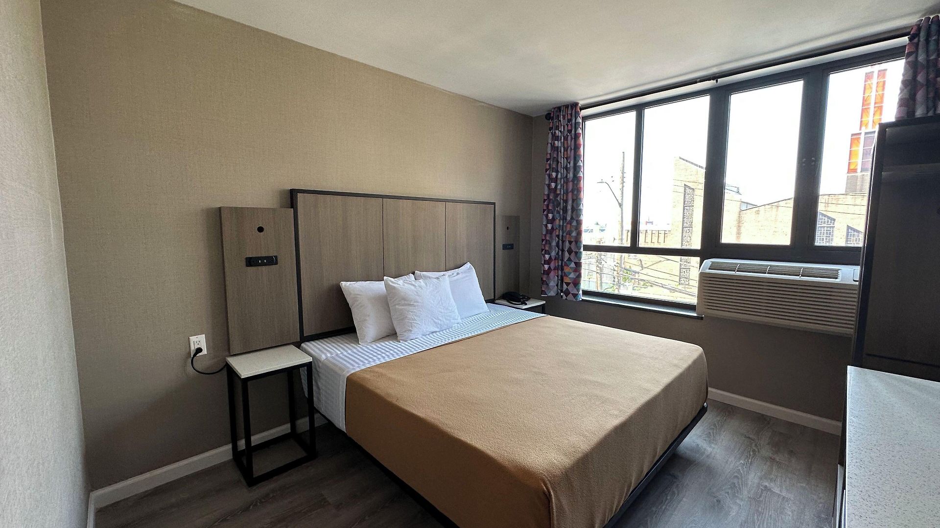 Regal & Laguardia Hotel
