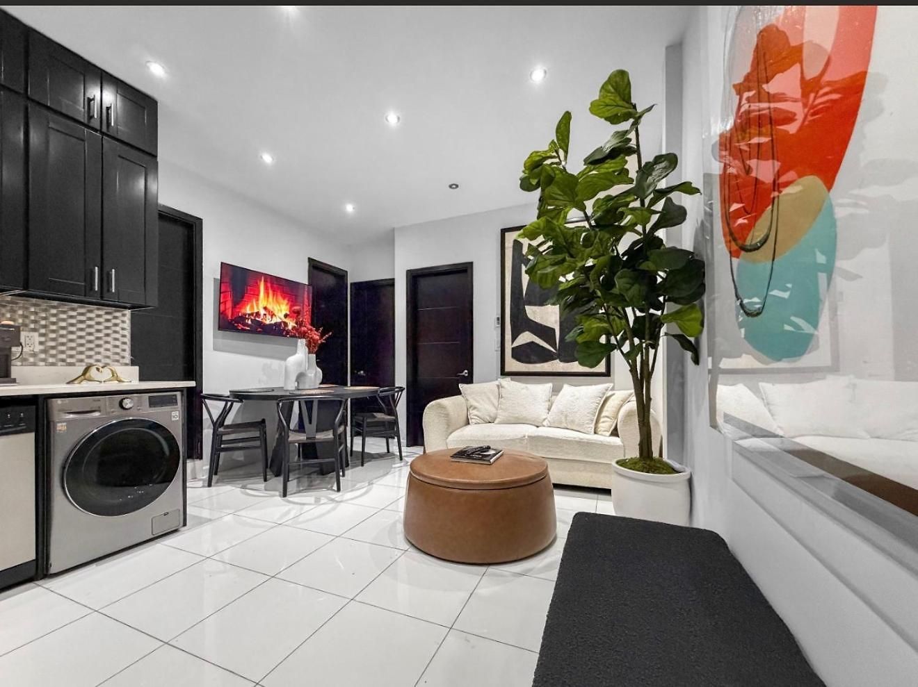 Superb 4-bedroom 1 Block From Park In Vibrant Apartment *