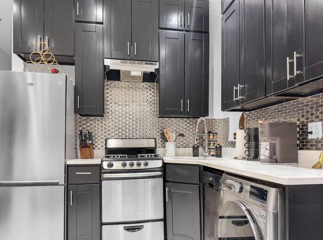 Apartment Superb 4-bedroom 1 Block From Park In Vibrant *