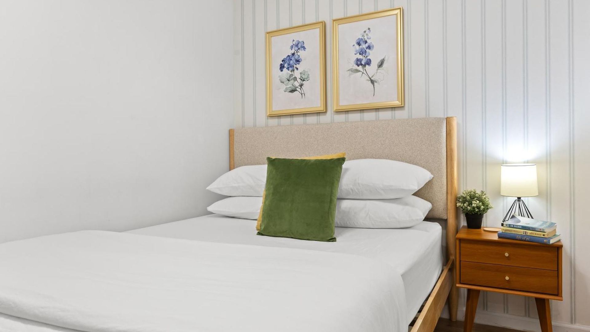 2br In Times Square Near Restaurants Apartment