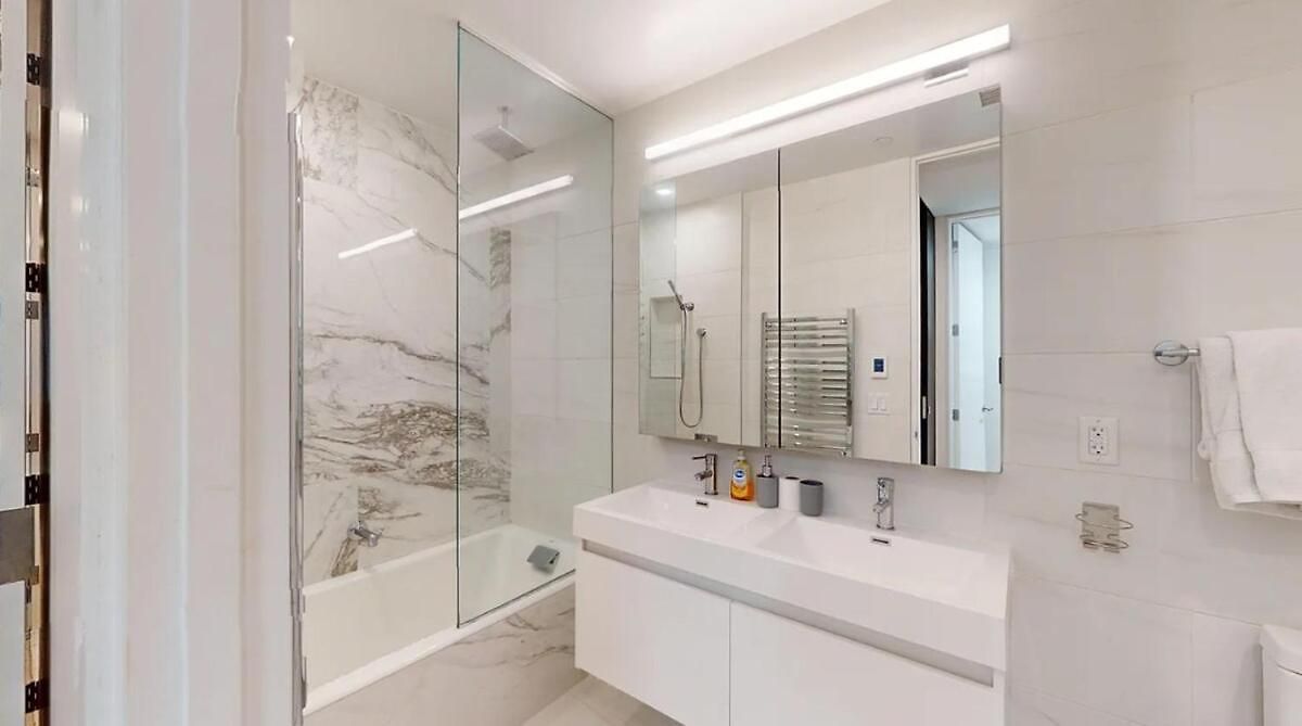 Sleek Two Bedroom In Manhattan *