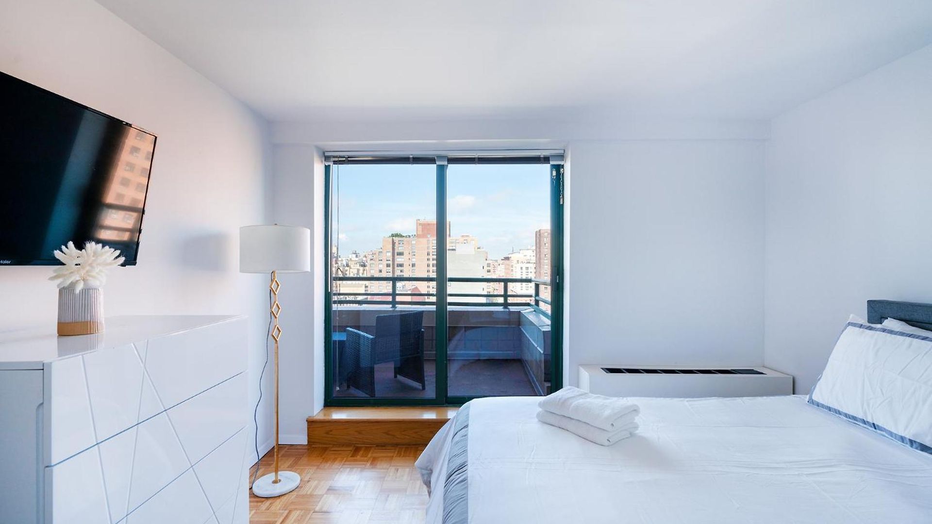 Sunny 3 Bedroom 1 Bath In Nyc Apartment