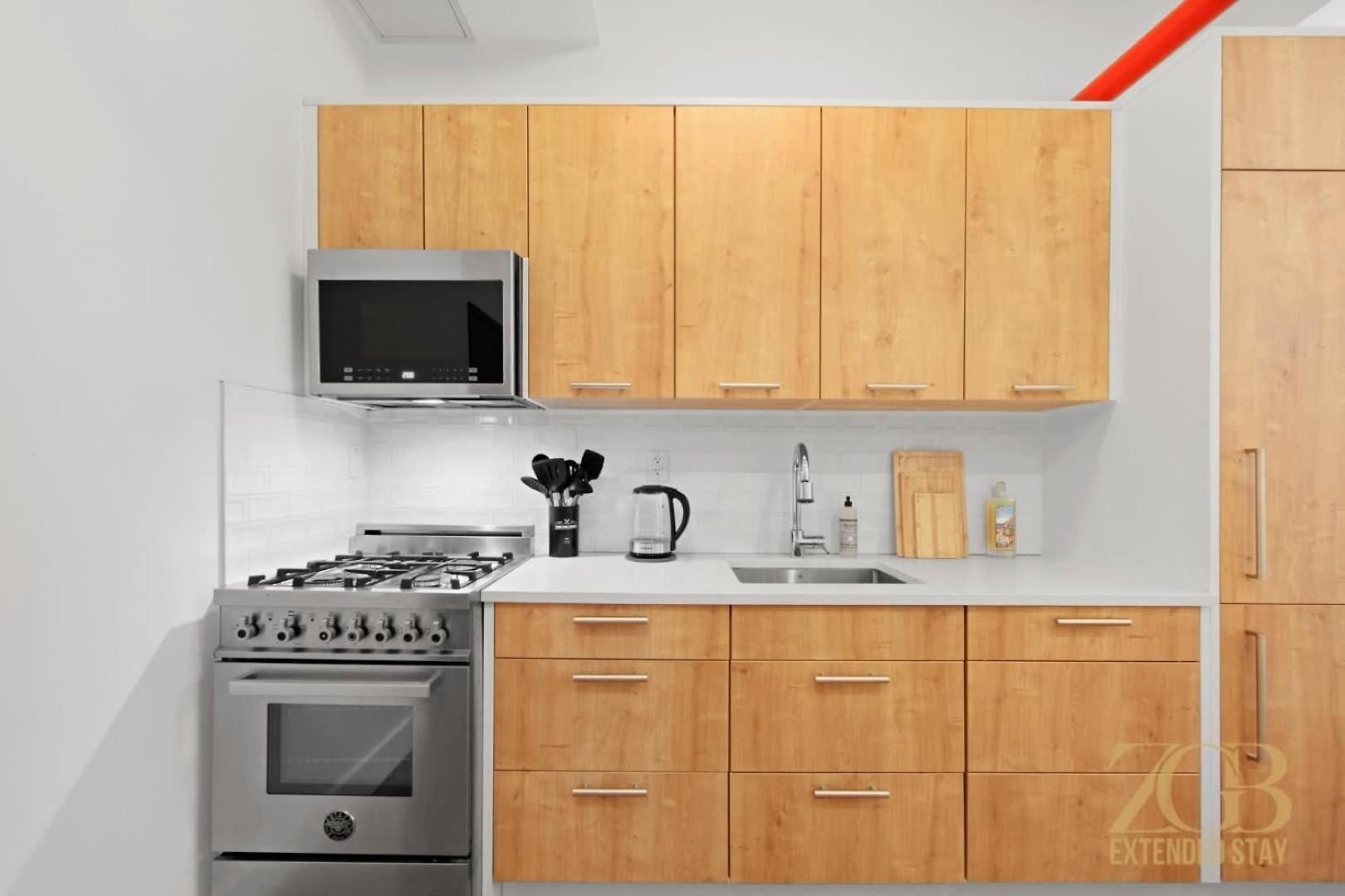 Beautifully Renovated In Prime Manhattan Apartment