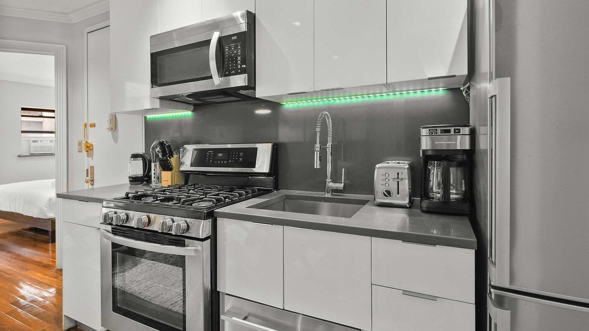 Apartment Sleek Midtown East Near Everything *