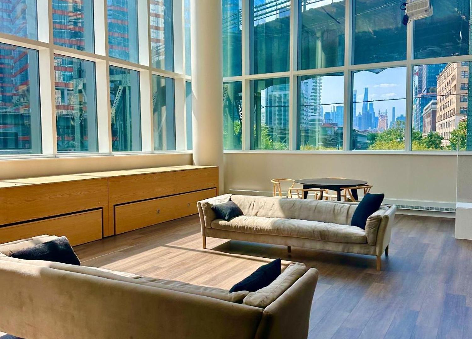 Elegant Long Island With Skyline Views *