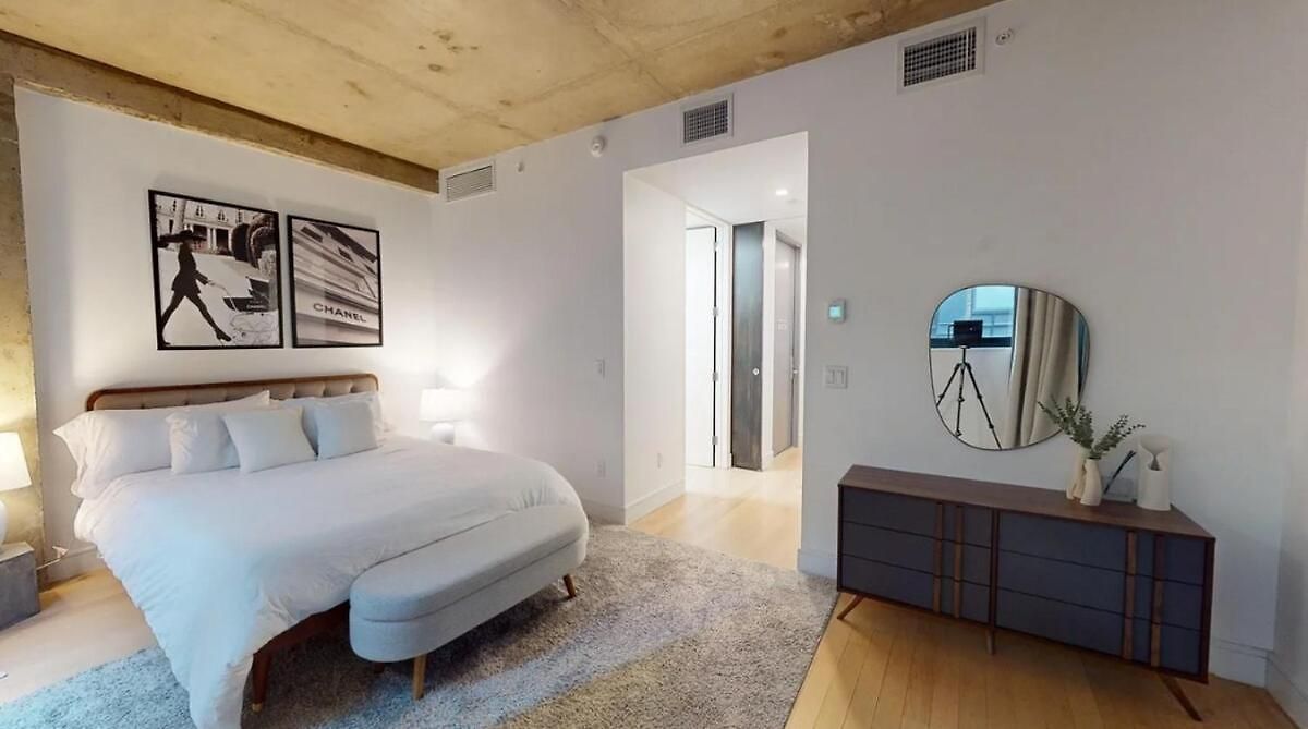 Sleek Two Bedroom In Manhattan Apartment New York