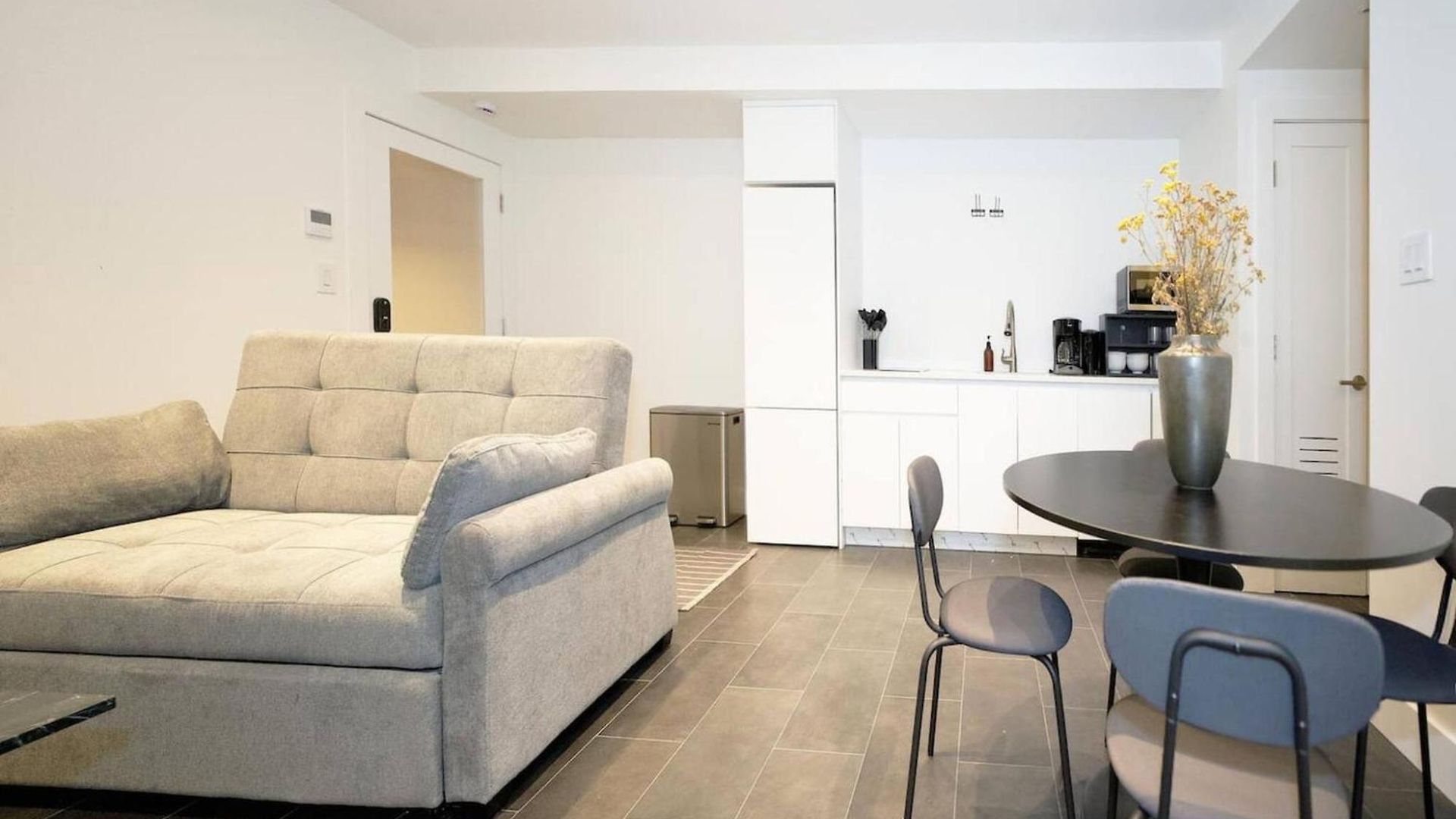 Newly Renovated 2br W Backyard Apartment