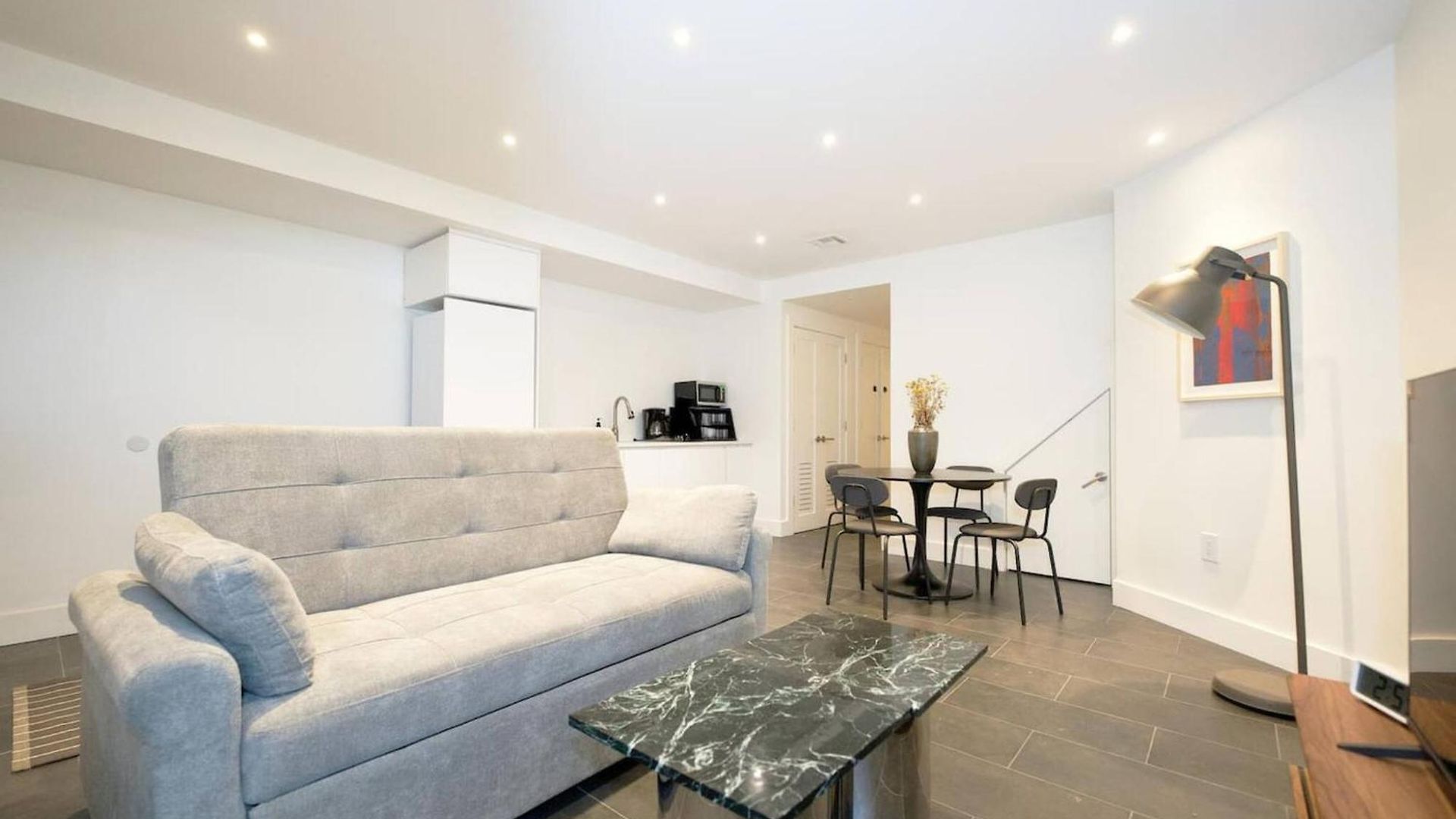 Newly Renovated 2br W Backyard Apartment *