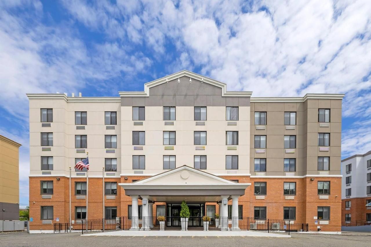 Hotel Country & By Radisson, Staten Island New York