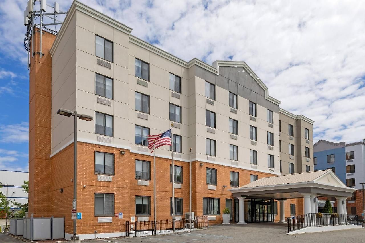 Country & By Radisson, Staten Island 3*