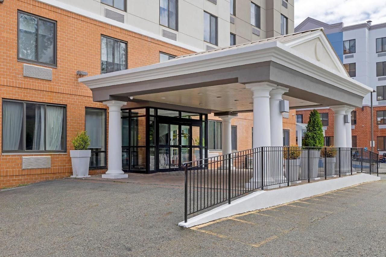 Country & By Radisson, Staten Island New York
