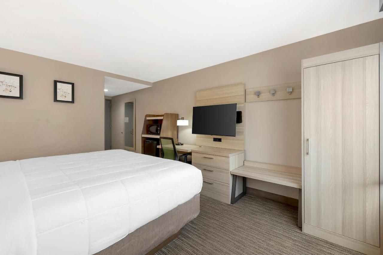 Country & By Radisson, Staten Island 3*