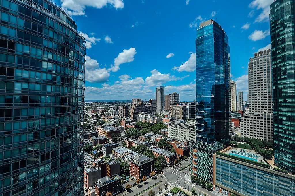 Liberty Towers - A Premier Furnished Apartment *