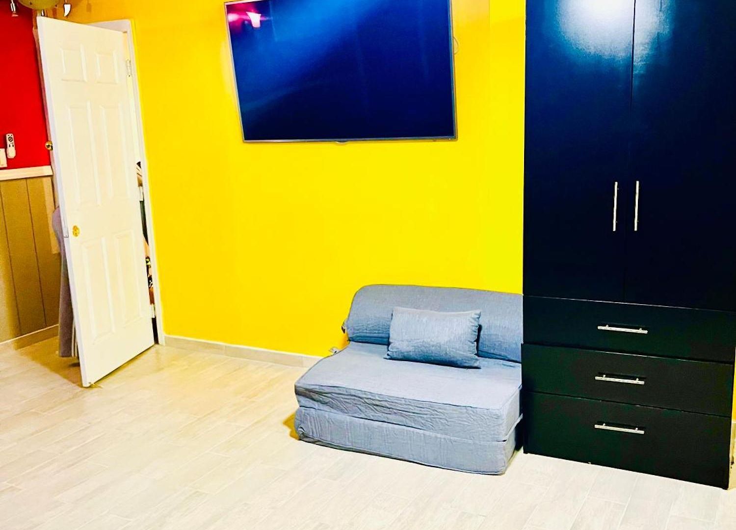 Homestay Large 3-bedrooms/2-bath Apt, One Block To Train