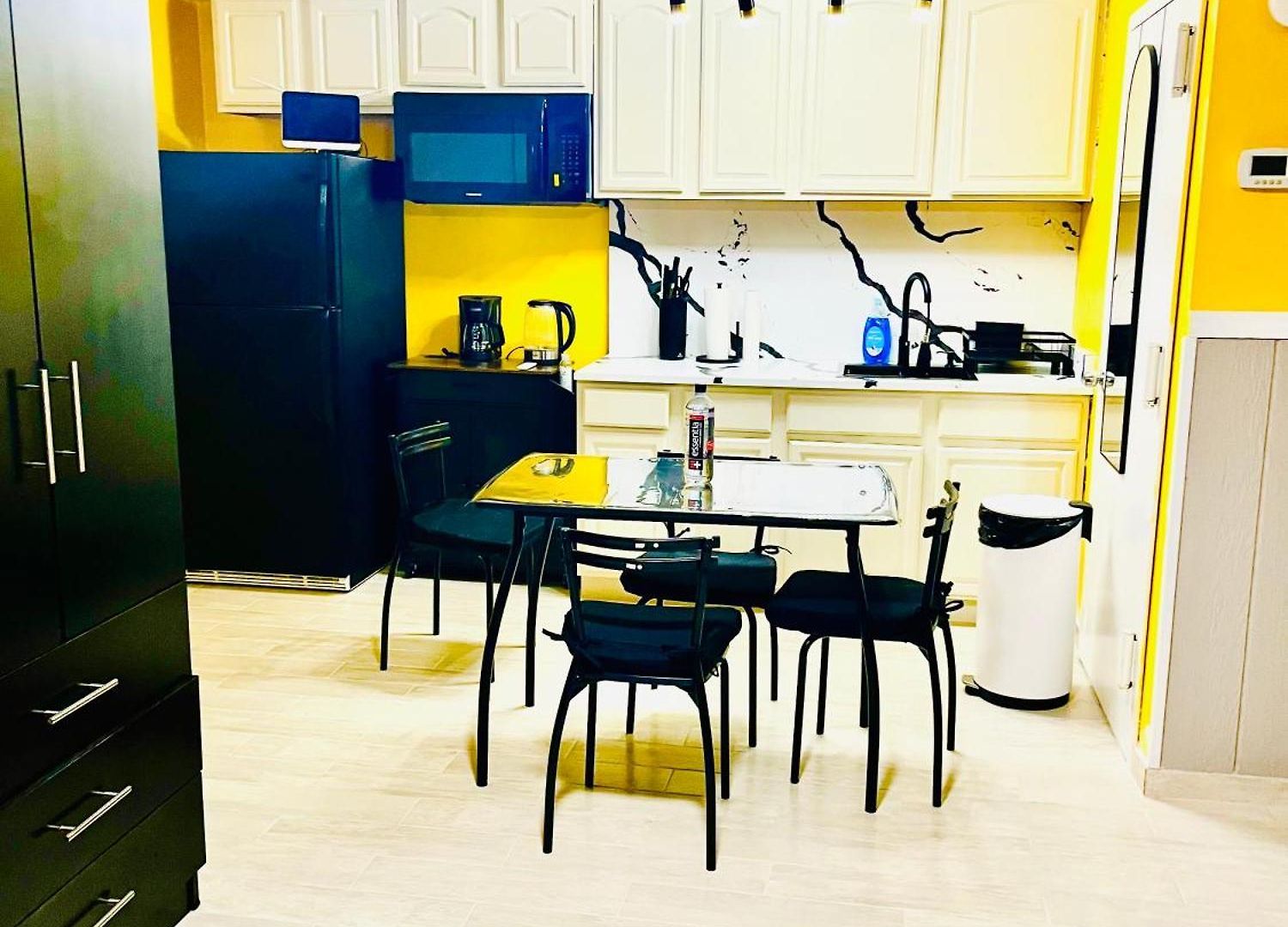 Large 3-bedrooms/2-bath Apt, One Block To Train Homestay