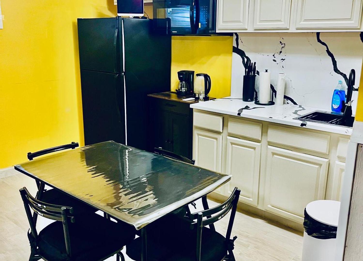 Homestay Large 3-bedrooms/2-bath Apt, One Block To Train New York